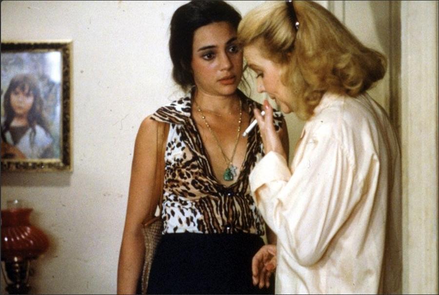 Gena Rowlands and Julie Carmen in Gloria