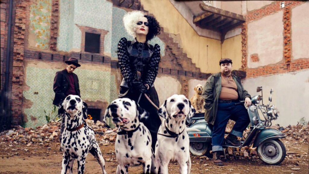 Joel Fry, Emma Stone and Paul Walter Hauser in Cruella (2021)