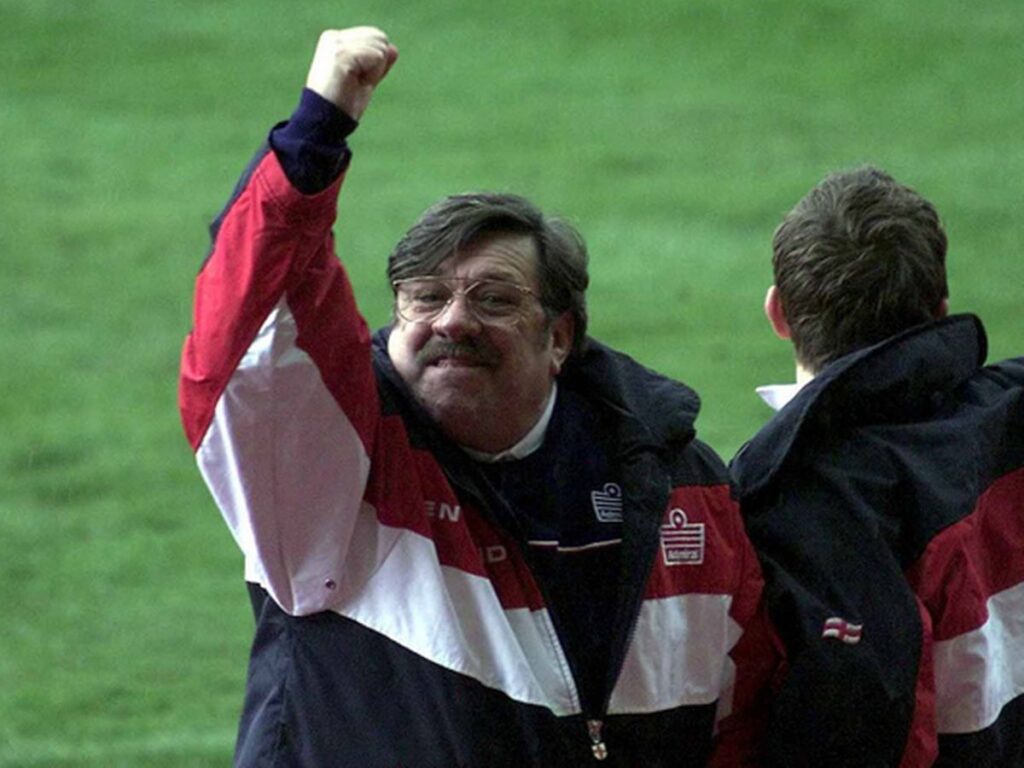 Ricky Tomlinson as Mike Bassett - football