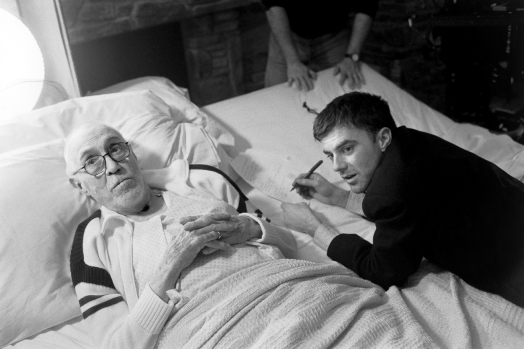 Paul Thomas Anderson with actor Jason Robards on the set of Magnolia (1999)