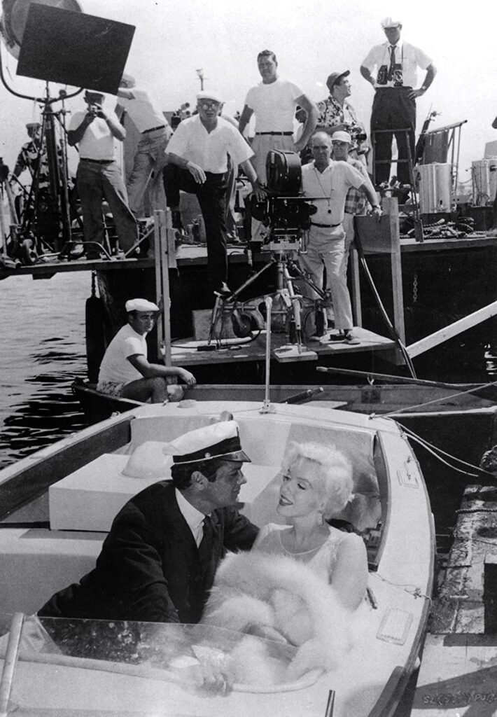 Tony Curtis and Marilyn Monroe in Some Like it Hot (1957). Wilder directs with an elevated stance from the jetty.