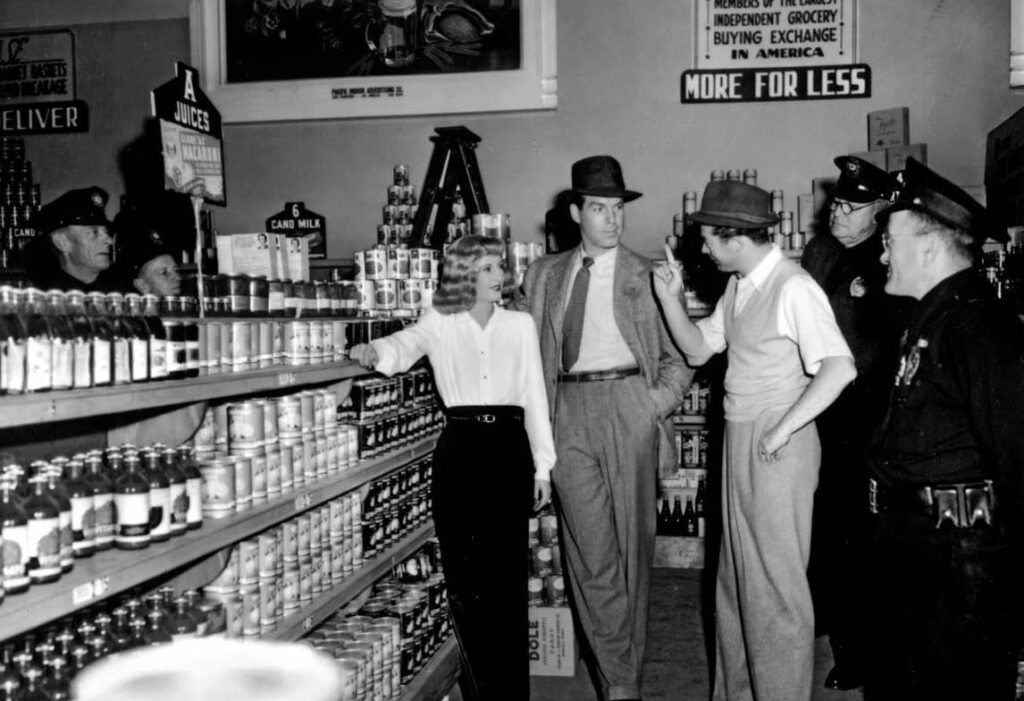 Barbara Stanwyck , Fred McMurray and Billy Wilder shooting Double Indemnity (1944)