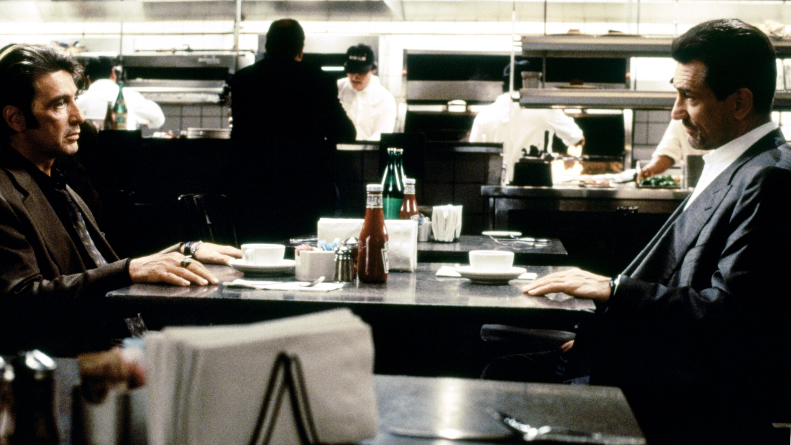 Meeting on screen in the restaurant in Heat (1995)