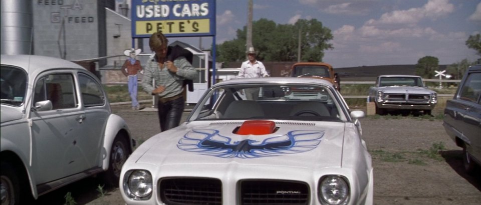 Jeff Bridges eyes up a Trans Am in a scene from Thunderbolt and Lightfoot (1974)
